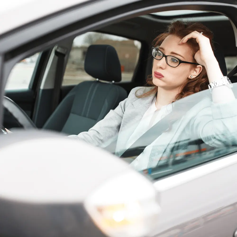 Parent fatigué dans sa voiture en allant à un cours de ukulélé