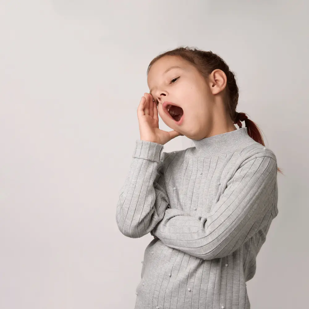 Enfant en plein cours de musique qui s’ennuie