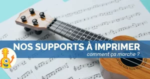 Ukulélé en bois posé sur des partitions imprimées, avec le texte "Nos supports à imprimer – comment ça marche ?"