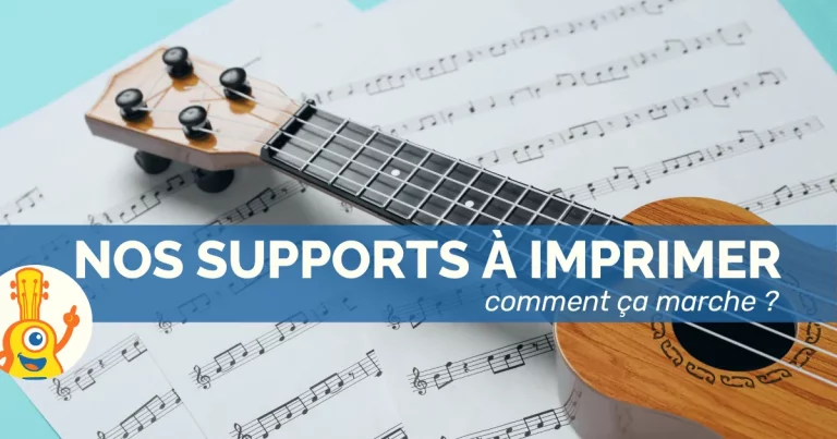 Ukulélé en bois posé sur des partitions imprimées, avec le texte "Nos supports à imprimer – comment ça marche ?"
